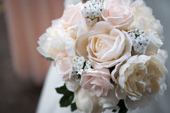 Step-by-step guide on how to transport a wedding cake safely and securely