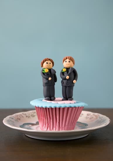 Step-by-step guide on how to thaw a frozen wedding cake for your special day