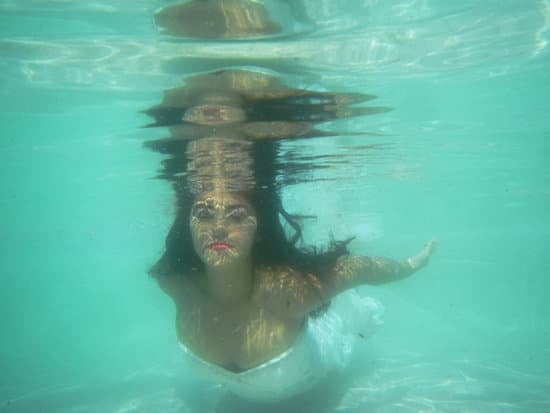 Wedding Ring on Right Hand Symbolizes Cultural Significance of Marriage