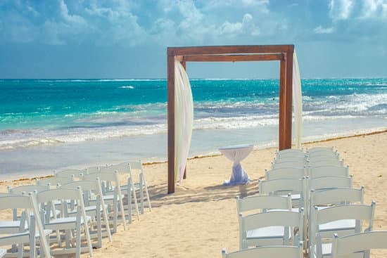 How Much to Give a Priest for a Wedding