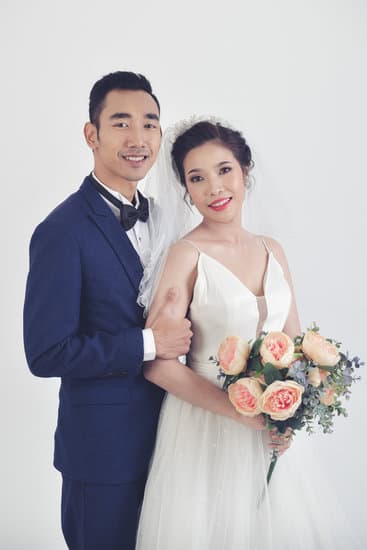 The average cost per head for a wedding is around $100-$300, depending on location and preferences