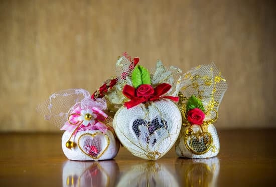 How Much Confetti Do You Need for a Wedding 17 How much confetti to prepare for a wedding celebration Tips to estimate quantities and create a festive atmosphere