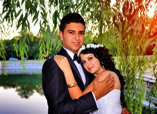 How to Buy a Wedding Ring 19 Simplify the process by researching styles, sizes, and materials before purchasing a wedding ring