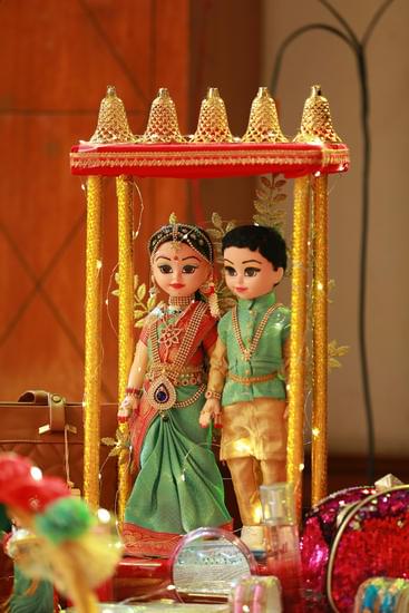 Unique jewelry as a special gift for 17th wedding anniversary celebrations