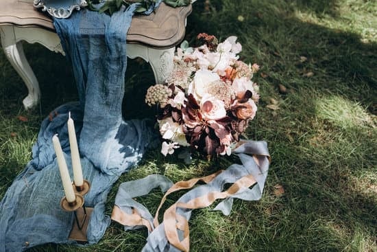 How to Mail Wedding Invitations at the Post Office 1 Step-by-step guide for mailing your invites hassle-free