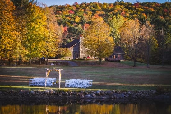 Gold Wedding Set 1 Elegant gold wedding set with stunning diamond details, perfect for your special day