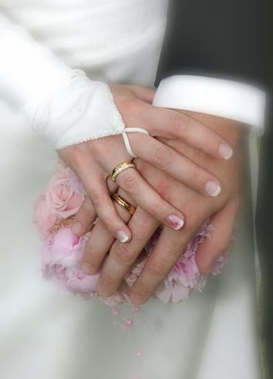 budget-friendly venues, intimate guest list, DIY decorations for savings