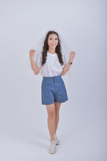 How Much Cash Should You Give for a Wedding Present 15 How Much to Give