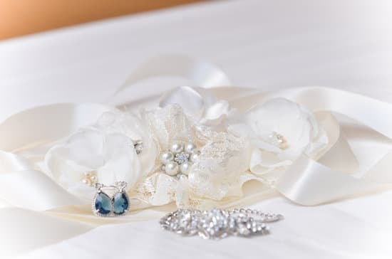 How Much Should a Couple Give for Wedding Gift 11 How much should a couple give for a wedding gift