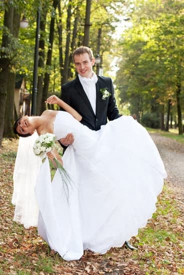 How to Become a Wedding Officiant in Orange County California 7 Step-by-step guide on becoming a wedding officiant in Orange County, California